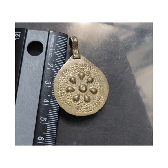 *New*  Unique Vintage Silver Metal  Embossed Charms/Pendants (6 Pairs per bag) - Picture 3 of 6